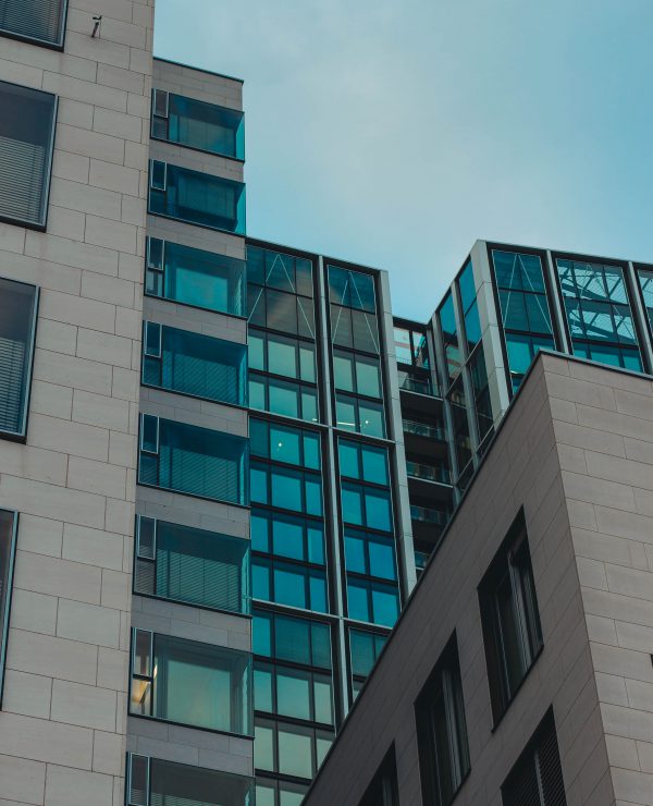 Bild von Hochhaus mit Glasfront